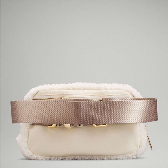 Lululemon Everywhere Fleece Belt Bag - Picture 3 of 7